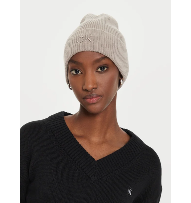 Dámska čiapka Calvin Klein v béžovej farbe Dámska čiapka Calvin Klein v béžovej farbe