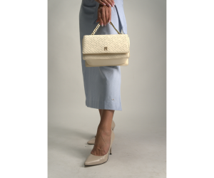 Crossbody kabelka Tommy Hilfiger v smotanovej farbe Crossbody kabelka Tommy Hilfiger v smotanovej farbe
