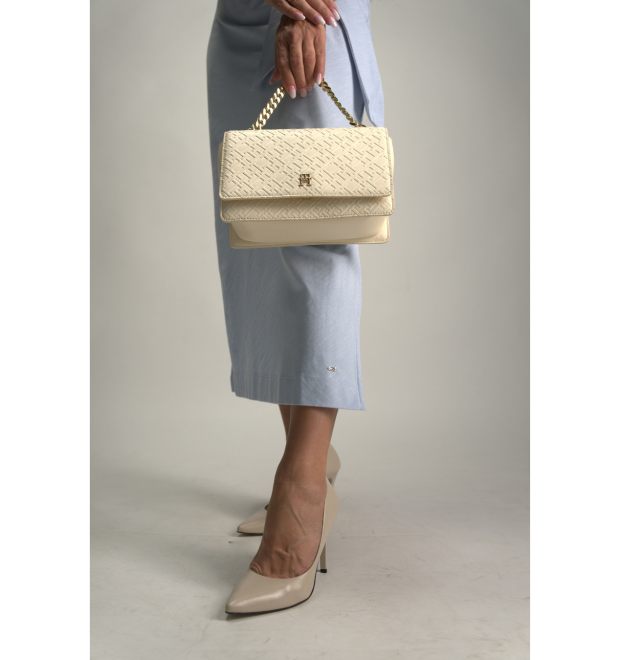 Crossbody kabelka Tommy Hilfiger v smotanovej farbe Crossbody kabelka Tommy Hilfiger v smotanovej farbe