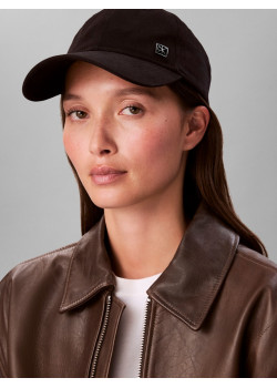 Calvin Klein Emblem Hardware šiltovka čierna