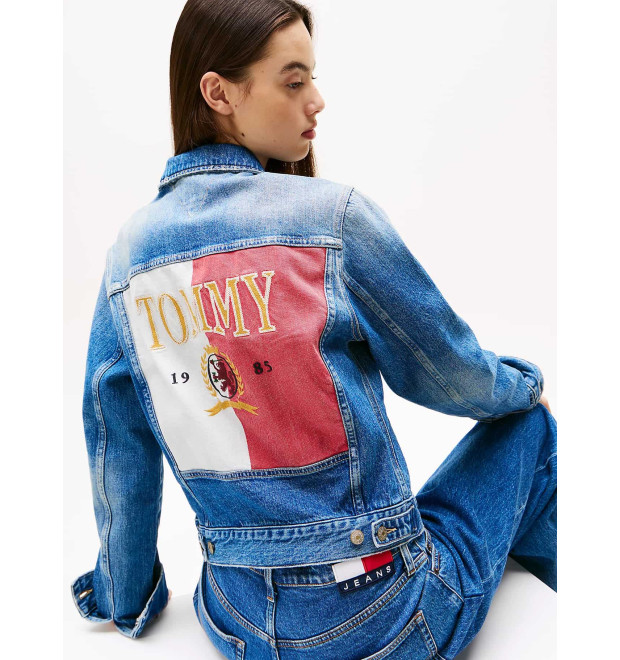 Tommy Jeans dámska rifľová bunda s výšivkou na chrbte modrá