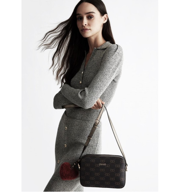 Crossbody Liu Jo kabelka v čiernej farbe s monogramom Crossbody Liu Jo kabelka v čiernej farbe s monogramom