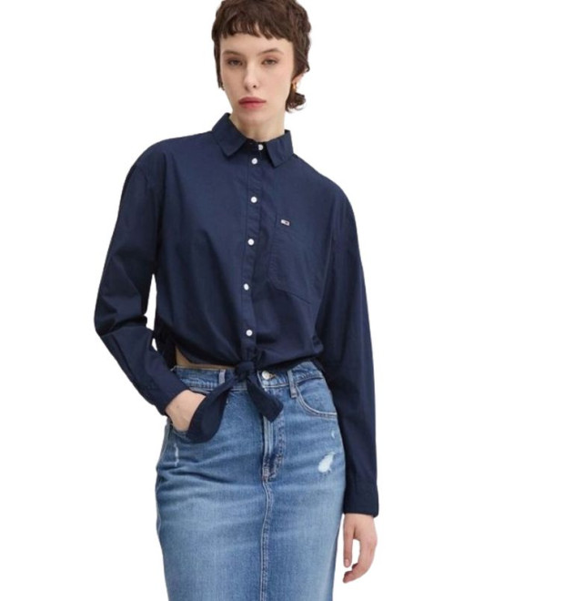 Tommy Jeans dámska crop košeľa v modrej farbe Tommy Jeans dámska crop košeľa v modrej farbe