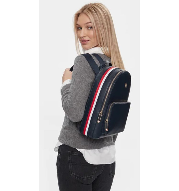 Dámsky tmavomodrý batoh Tommy Hilfiger Dámsky tmavomodrý batoh Tommy Hilfiger