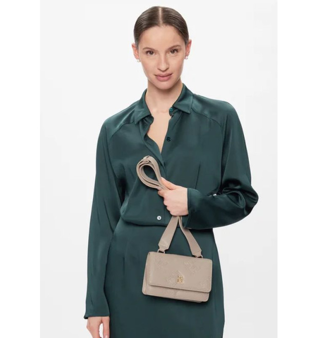 Crossbody kabelka Tommy Hilfiger v hnedej farbe Crossbody kabelka Tommy Hilfiger v hnedej farbe