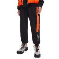 Pánske tepláky Calvin Klein v čiernej farbe s oranžovým pásikom Pánske tepláky Calvin Klein v čiernej farbe s oranžovým pásikom