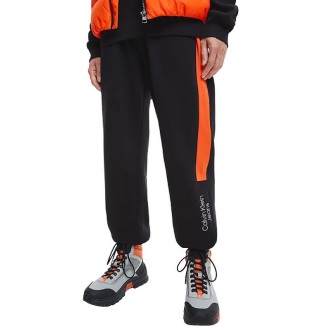 Pánske tepláky Calvin Klein v čiernej farbe s oranžovým pásikom Pánske tepláky Calvin Klein v čiernej farbe s oranžovým pásikom