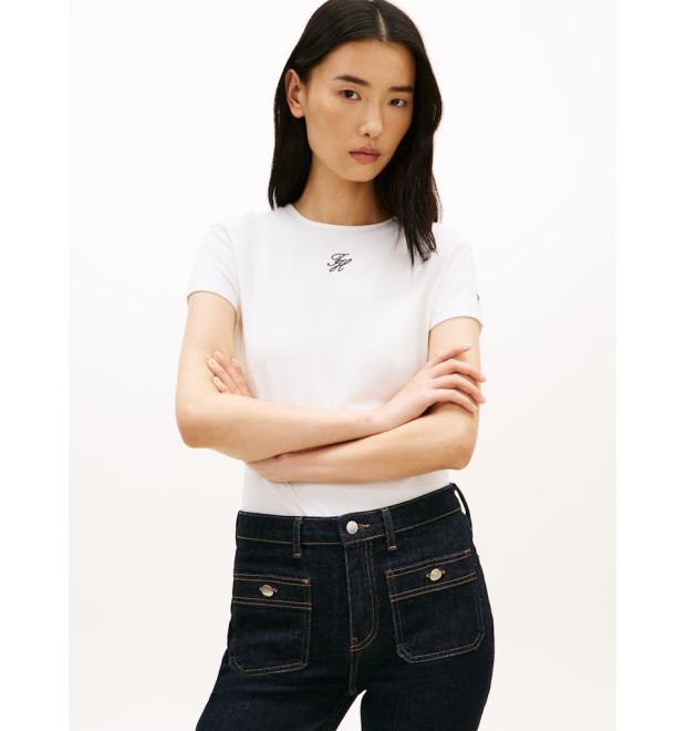 Tommy Hilfiger Slim tričko s textúrovaným logom biele Tommy Hilfiger Slim tričko s textúrovaným logom biele