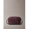 Calvin Klein Bold Monogram Camera taška bordová Calvin Klein Bold Monogram Camera taška bordová