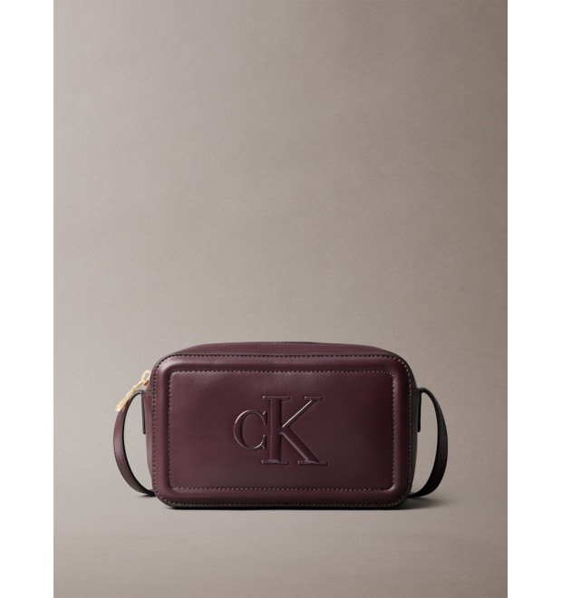 Calvin Klein Bold Monogram Camera taška bordová Calvin Klein Bold Monogram Camera taška bordová