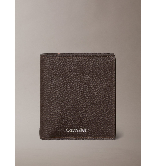 Calvin Klein trifold dámska peňaženka a držiak na karty s embossovaným logom hnedá Calvin Klein trifold dámska peňaženka a držiak na karty s embossovaným logom hnedá