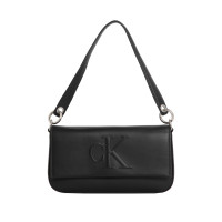 Calvin Klein Jeans malá kabelka s klopou čierna Calvin Klein Jeans malá kabelka s klopou čierna