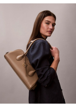Calvin Klein kabelka Emblem Trio hnedá