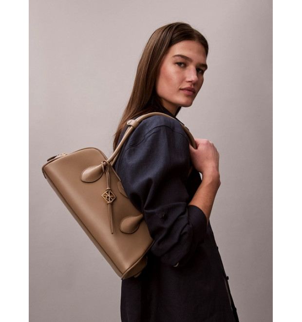 Calvin Klein kabelka Emblem Trio hnedá