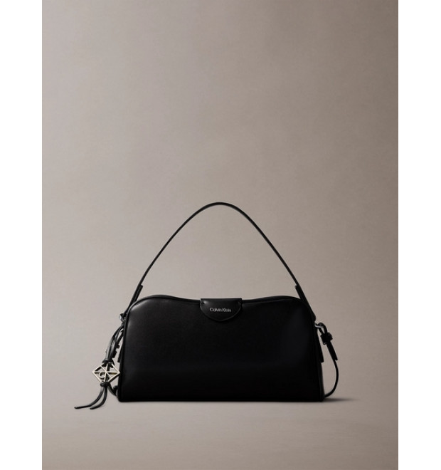 Calvin Klein kabelka Emblem Trio camera čierna