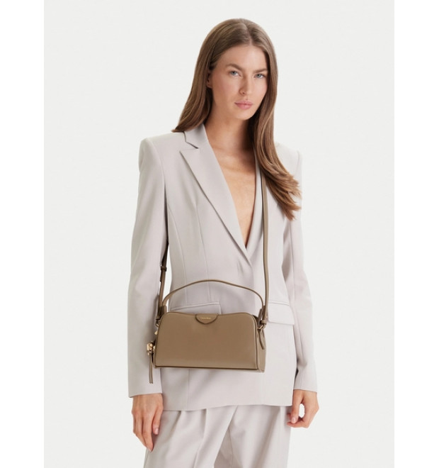 Calvin Klein kabelka Emblem Trio camera hnedá