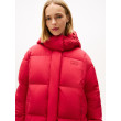 Tommy Jeans dámsky dlhý zimný kabát červená