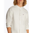 Tommy Jeans pánska košeľa s nízkym golierom biela Tommy Jeans pánska košeľa s nízkym golierom biela