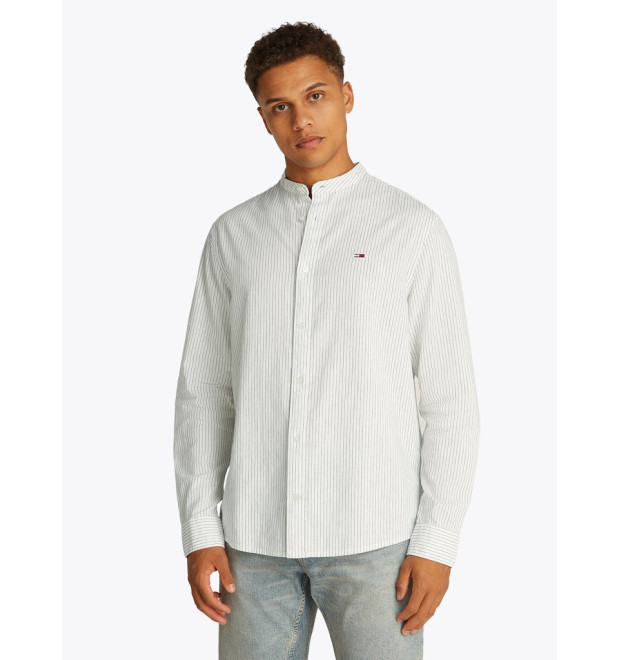 Tommy Jeans pánska košeľa s nízkym golierom biela s prúžkami Tommy Jeans pánska košeľa s nízkym golierom biela s prúžkami